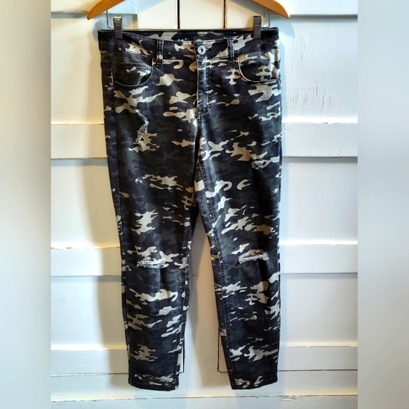 Rue21 Pants - Rue21 Women's Distressed Straight Leg Camouflage Print Denim Jeans | Size 8